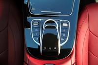 コンソールには「AMGダイナミックセレクト」のトグルスイッチに加えて、シフトプログラムとサスペンション、ESPのセッティングをそれぞれダイレクトに個別セッティングできるボタンも備わる。