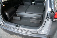 販売店オプションで用意されるラゲッジアンダーボックス。床面の高さを一段上げ、その下を収納スペースとして活用できる。シート格納時に発生する床面の段差がなくなるのも利点だ。（写真：向後一宏）