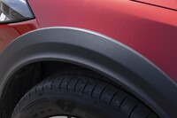 ホイールアーチはマットダークグレーの樹脂パーツでガードされる。ご覧のとおり外に張り出しているため、全幅が「ステーションワゴン」よりも20mm広い1840mmとなっている（片側10mm）。