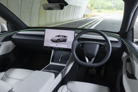運転席まわりのデザインやインターフェイスの設計は、ほかのテスラ車と共通。イグニッションスイッチはなく、ドアを開けたらクルマが起動。シートベルトをしてブレーキを踏んだら、発進の準備も完了である。