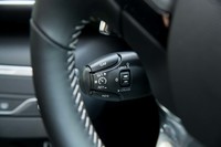 アダプティブクルーズコントロールが全車に標準装備されたのもトピックのひとつ。操作はステアリングポストに生えたレバーで行う。