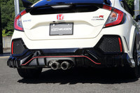 迫力のあるディフューザー形状が目を引くリアアンダースポイラー。チタン製のマフラーは現在開発中のアイテムで、ノーマルから8.5kgの軽量化を実現する。