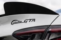 リアを飾る「Giulia GTA」の文字。アルファ・ロメオにとって“GTA”とは特別なモデル名である。