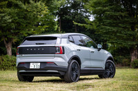 フェンダーアーチをブラックで縁取ることで、「クロスカントリー」にふさわしいSUVらしさを演出。リアコンビランプ間のパネルもブラックでコーディネートされる。