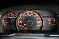 「ルーミーG“S”」のオプティトロンメーター。赤系のアクセントカラーが特徴的。