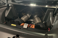 「296GTS」のパワーユニット。最高出力663PSの3リッターV6ツインターボエンジンに、同167PSの電動モーターと8段DCTが組み合わされる。システム最高出力は830PS。