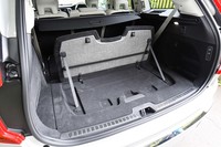 荷室のフロアには、少量の荷物を安定させるための格納式ボードも備わる。ボード自体にフックやゴムベルトが付属するのも機能的だ。