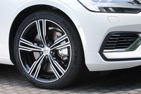 足元の仕様については、テスト車が装着していた19インチサイズのホイールとタイヤはオプションで、標準タイヤサイズは235/45R18となる。また「T5インスクリプション」にオプション設定される可変ダンパーは、PHEVには用意されていない。