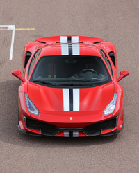 「488ピスタ」では、フロントバンパーからリアスポイラーまで、ボディーの中央にストライプが入れられる。