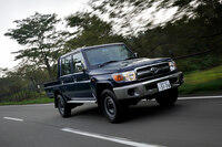 2014年の「ランドクルーザー“70”」試乗会にて、「富士ヶ嶺オフロード」周辺の一般道を走る“70”の「ピックアップトラック」。最新型ではワゴンしか日本に導入されない“70”だが、グローバルでは販売の6割をトラックが占めているという。