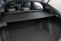 荷室容量は従来モデルより32リッター大きい452リッター。側壁から引き出すタイプの荷室カバーが標準装備される。