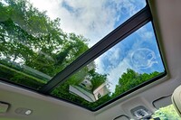 キャビン内に開放感をもたらすパノラマサンルーフ。その取り付け位置は標準ホイールベースの「ベンテイガ」より125mm後方に移された。