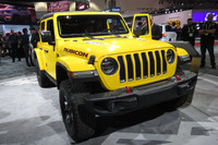 記者に、モーターショーにおける“魅力的な展示”のパワーを見せつけた現行型「ジープ・ラングラー」。2017年のロサンゼルスモーターショーにて。