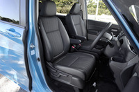 「フリード ハイブリッドEX」の前席。座面の幅は先代モデルと変わらないものの、後席へとウオークスルーするための通路（左右座席間の空間）は先代よりも50mm拡幅された。