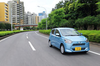 足まわりについては街乗りでの快適性と、高速走行時の安定性を重視して開発。上級グレードには、よりフラットな乗り心地を実現するために、超飽和バルブを用いた専用のショックアブソーバーが装着されている。