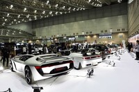 同じく、後方からの10台。来場者が後ろからも眺められる展示方法は好評だった。