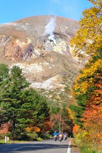 煙を噴く一切経山と、友情出演のライダーご一行（笑）。ちなみに、今回の「バイパー」のナンバー“1949”は、この山の標高にあやかったものでした。