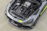 「AMG GT R PRO」は、先に登場した「GT R」と同スペックとなる最高出力585ps、最大トルク700Nmの4リッターV8ツインターボエンジンをフロントミドに搭載する。