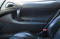 助手席側のドアパネル。今回、中段のパネルの下端と、手すりの付け根部分からの雨漏りを確認した。冷静に考えたら、スピーカーとかパワーウィンドウのモーターとかが入っているのに、大丈夫だったのか？　今のところ不具合はないけど……。