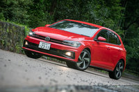 ひと目でそれと分かる外観デザインも「GTI」の魅力。赤いラインが入ったハニカムパターンのフロントグリルや、各所に施されたブラックの配色が特徴となっている。