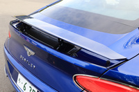 速度感応型の電動リアスポイラーを標準装備する。従来モデルではリアウィンドウ直後に位置していたが、新型ではトランクリッド後端に配置されている。