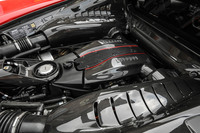 エンジンルーム内のカバー類にも、カーボンパーツが多用される。