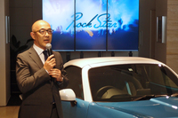 「ロックスター」について説明する光岡自動車の渡辺 稔 執行役員。「ミツオカの創業50周年記念モデルにふさわしいクルマに仕上がった」と自信を見せる。