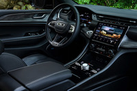 「ジープ・グランドチェロキーL」は、レベル2の自動運転機能「アクティブドライビングアシスト」を搭載している。