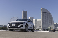 車名に「Q8」を冠し、アウディのSUV型電気自動車の頂点に位置づけられた「Q8 e-tron」。グリルにあたる部分には「RS e-tron GT」のようなパネルが装着される。