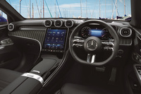 インストゥルメントパネルのデザインは最新型の「Cクラス」譲りで、ドライバー側に6度傾けた縦型の11.9インチメディアディスプレイや、自立型で浮かんでいるように見える12.3インチの大型コックピットディスプレイが目を引く。