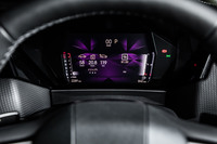 メータークラスターに7インチの液晶ディスプレイを採用。上級グレードの「リヴォリ」には、フロントガラス越しの約4m先に各種インフォメーションを投影するヘッドアップディスプレイが標準で装備される。