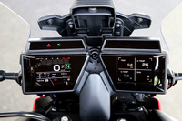 特徴的な3.5インチTFT液晶のダブルメーター。左側が速度計や燃料計、エンジン回転計などからなるメインメーターで、右側の画面には、燃費や走行距離、外気温など12の項目から、4つの項目を表示させることができる。