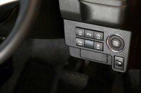 運転席の右側前方には、各種運転支援システムのオンオフスイッチが並ぶ。