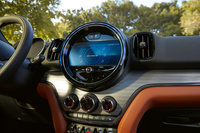 「MINIクロスオーバー」が大幅改良　環境性能を改善するとともに運転環境をデジタル化の画像