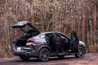 「X6 xDrive35d Mスポーツ」のボディーサイズは全長×全幅×全高＝4945×2005×1695mm、ホイールベースは「X5」と同じ2975mm。