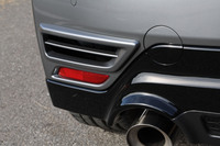 スーパー耐久シリーズ戦のさなか、空力負荷によってリアバンパーが外れたことをきっかけに開発されたリアバンパーダクト。車両後部で発生するいわゆるパラシュート効果を抑制するとともに、Cd値の低減にも貢献している。