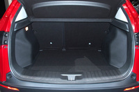 荷室容量はクラストップレベルとなる458リッター。床下収納も備わっている。