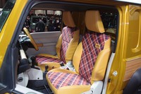 「ジムニーシエラ ピックアップスタイル」のインテリア。チェック柄のシートには、ジムニーを象徴するキャラクターであるサイのレザーワッペンが添えられるなど、ディテールにもこだわりが見られる。