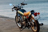 シンプルな空冷単気筒エンジンを搭載する「SR400」は、そのスリムな車体が特徴のひとつ。いまや、オートバイらしいクラシカルな外観と鼓動感あふれる乗り味が楽しめる貴重なモデルとなっている。