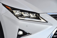 
	特徴的な「レクサスRX」の三眼フルLEDヘッドランプ。シャープなL字型のポジショニングランプも目を引く。
	