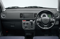 ブラックのインパネカラーやサテンメッキ調のエアコンサイドルーバーリングなどを採用している。