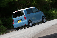 新型「N-WGN」では、加速はもちろん減速時の操作フィーリングも重視。CVTには「ジェイドRS」「ヴェゼルRS」に続いてステップダウンシフト制御を採用したほか、ブレーキペダルもリンク式とすることで操作性を改善している。