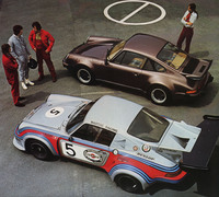 「ターボ」の発売から間もない時期の「911」のカタログ。レースモデルとの近似性を訴えていた。