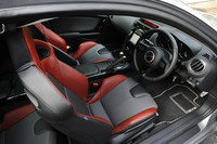 「SPIRIT R」には6MTと6ATが用意され、装備が一部異なっている。テスト車は6MTで、アルミペダルや赤と黒のバケットシートが装着されている。アルパイン製HDDナビ（27万9000円）はショップオプション。