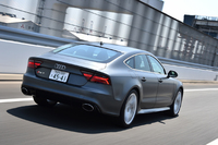 標準状態における最高速は250km/h（リミッター作動）。オプションの「ダイナミックパッケージプラス」を選択すると305km/hへ解放される。