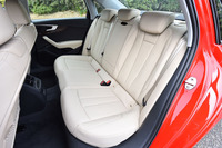 新型では室内長が17mm延長され、後席のレッグルームは実質23mm広がっている。