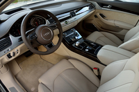 見た目の進化は控えめながら、ヘッドアップディスプレイが採用されるなど、機能面は着実に改善されている。写真は「A8 4.0 TFSIクワトロ」の室内。