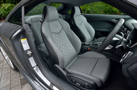 「TTSクーペ」の「Sスポーツシート」。背もたれや座面に施された格子状のステッチや、大きく張り出したサイドサポートが特徴的。