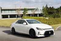 フロントバンパーのコーナー部は、前方からの気流を活用し、タイヤのグリップ性能を向上させるため、カナード形状にデザインされている。