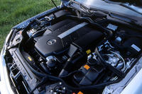 「ツインスパーク」ならぬ「デュアルイグニッション」と呼ばれる、気筒当たり2本のプラグをもつV8。V6ともに、ペダル操作を電気的にスロットル開度に反映する「ドライブ・バイ・ワイヤ」を採用。ペダル踏み込み量や加速度から、ドライバーの望む運転スタイルを読みとる学習機能付きだ。